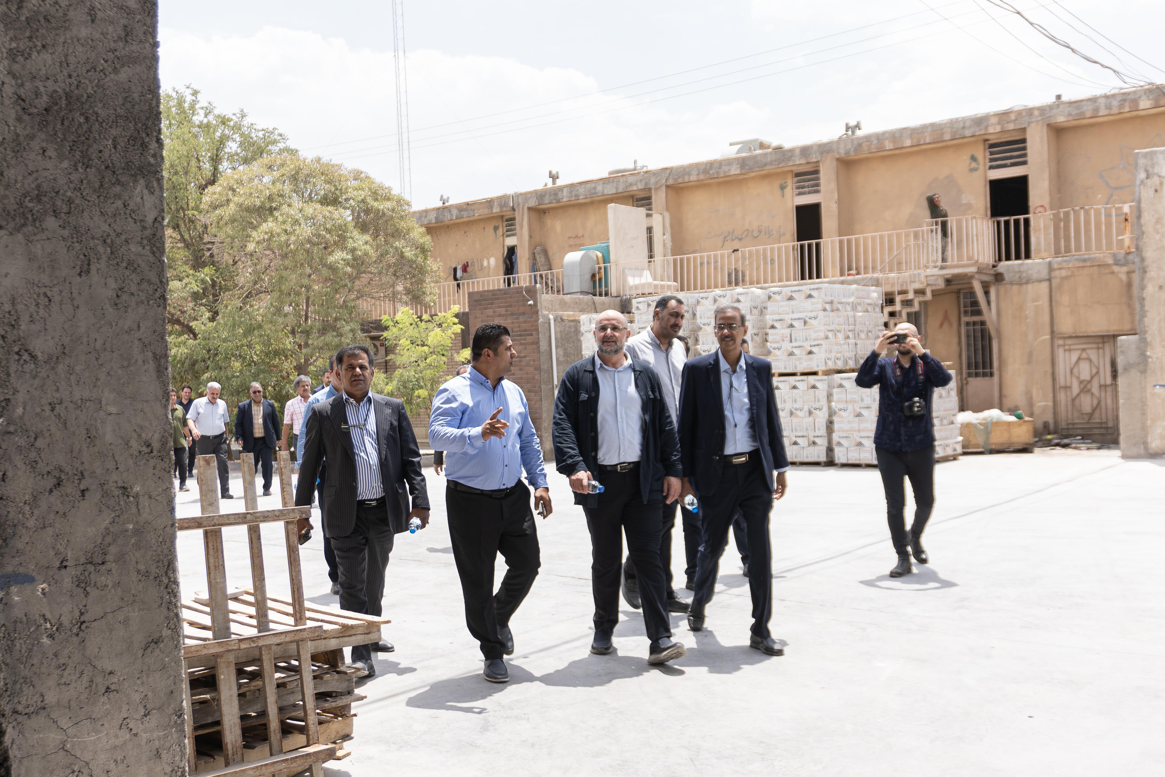  دکتر رجبی مدیر انرژی و کربن شرکت ملی گاز ایران هنگام ورود به کارخانه آجرنسوز آذرشین در اصفهان