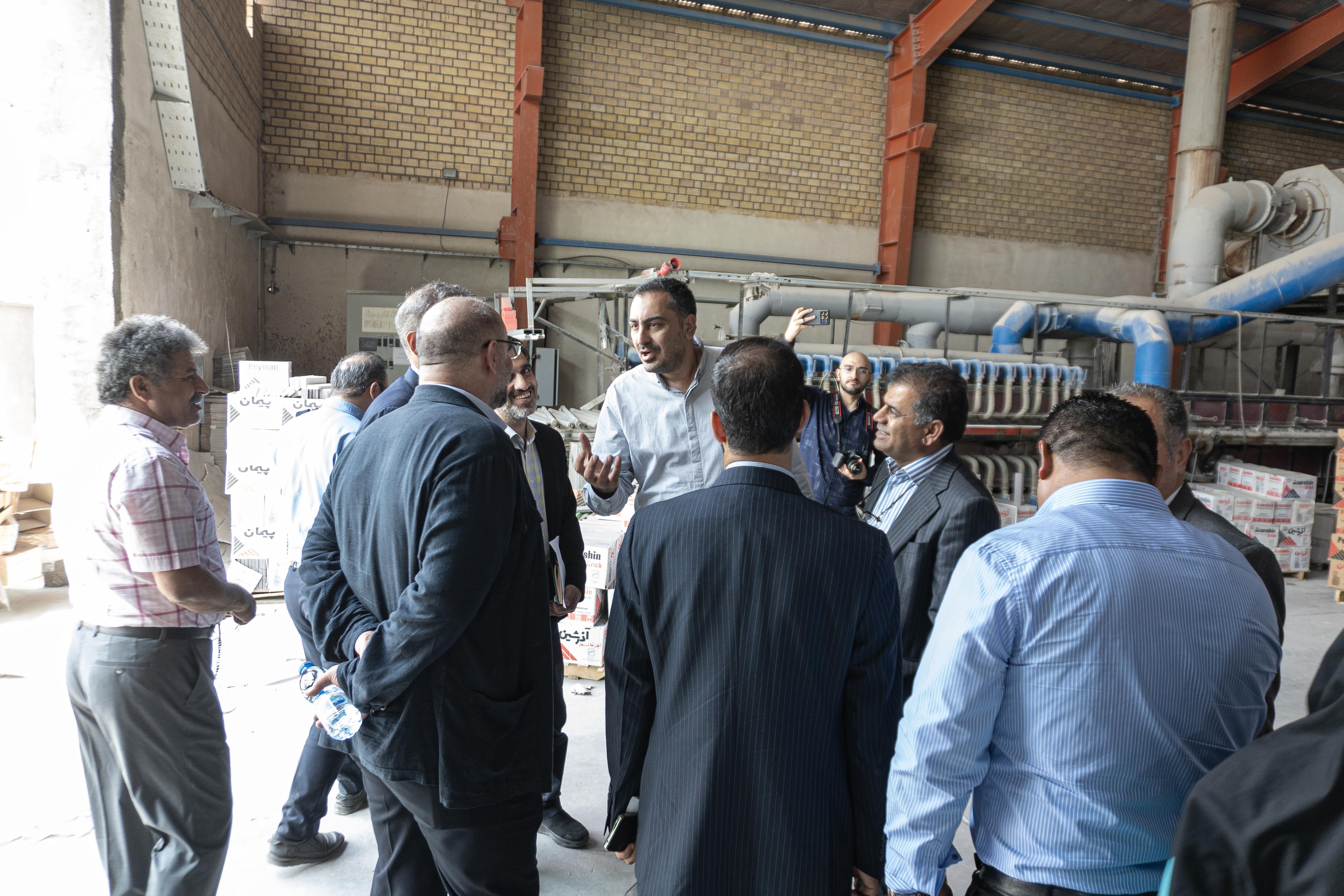 مدیران و کارشناسان در حال بررسی کوره‌های آجرپزی و فرآیند تولید در کارخانه آجرنسوز آذرشین
