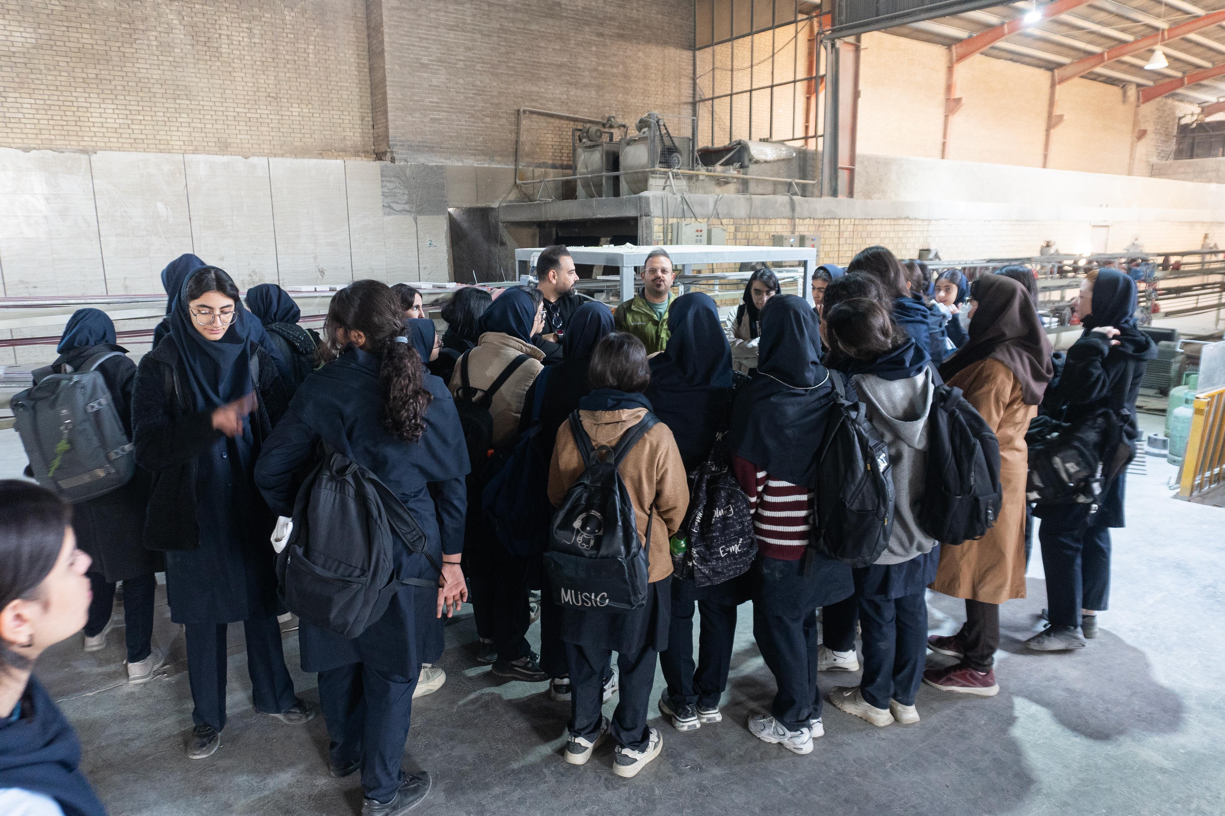  توضیح آزمایش‌های مقاومت حرارتی و فشار آجر به دانش‌آموزان