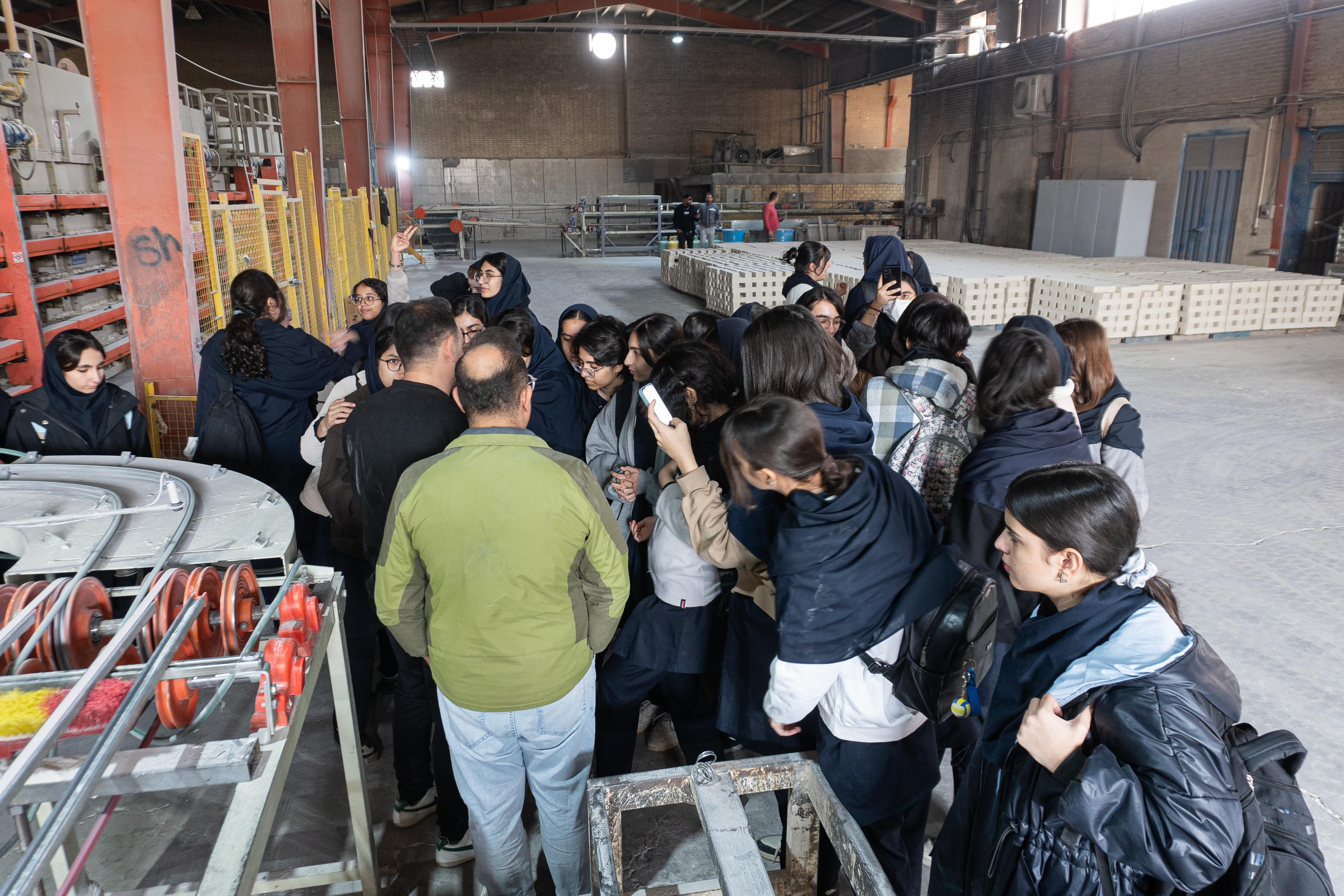  دانش‌آموزان در حال بازدید از کارخانه آجرنسوز آذرشین و مشاهده مراحل تولید