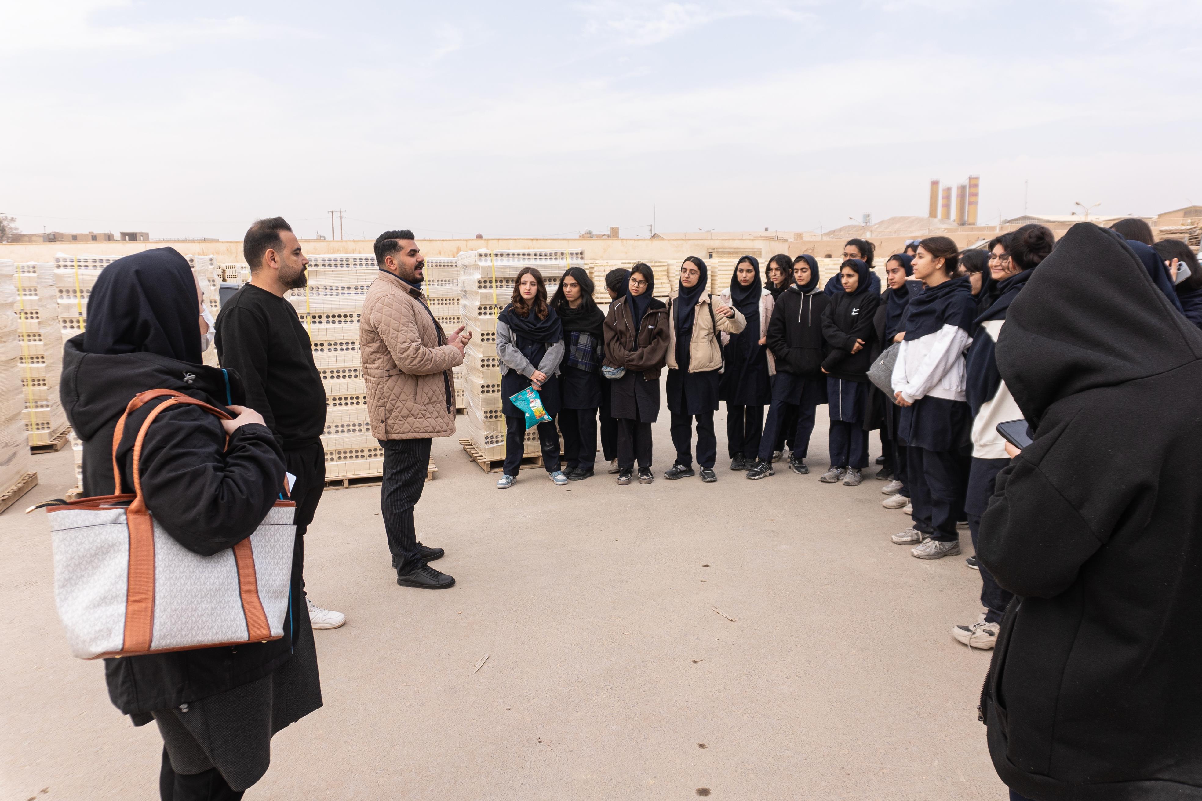  نمایش تنوع رنگ و طرح آجرهای نسوز در بخش محصولات کارخانه