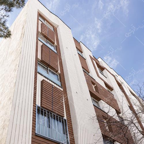 گالری نمای ساختمان با ترکیب آجر انگلیسی و سفید رولیک نمای کلاسیک و خاص با ترکیب آجر انگلیسی و سفید رولیک برای ساختمانی مسکونی در اصفهان